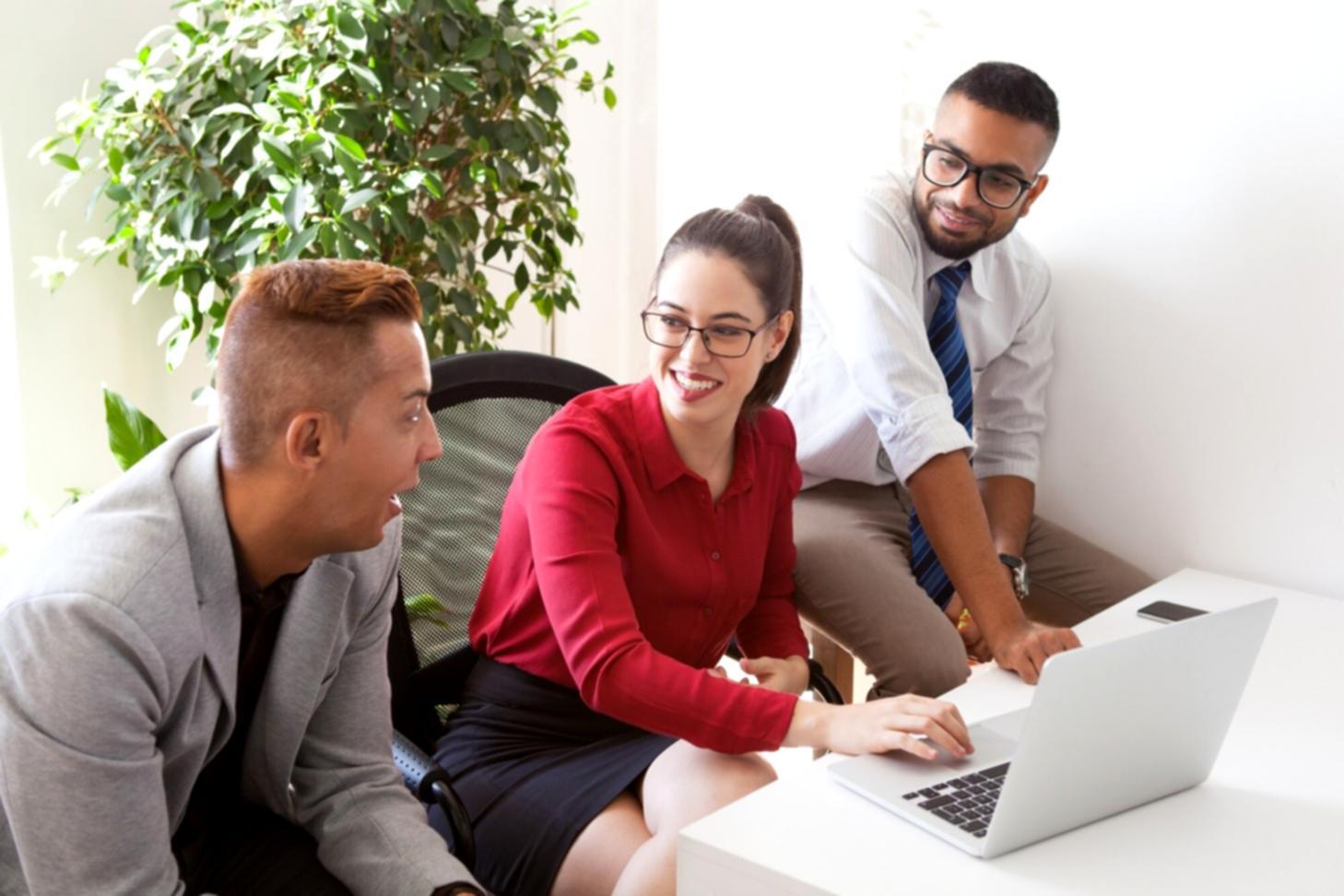 Equipo de vionteloxaraq trabajando en análisis especializado de seguros para empresas del sector turístico